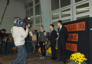 Zwycięzcy Konkursu w obecności dyrektora szkoły Jolanty Swiryd. Na pierwszym planie kamerzysta TVP.